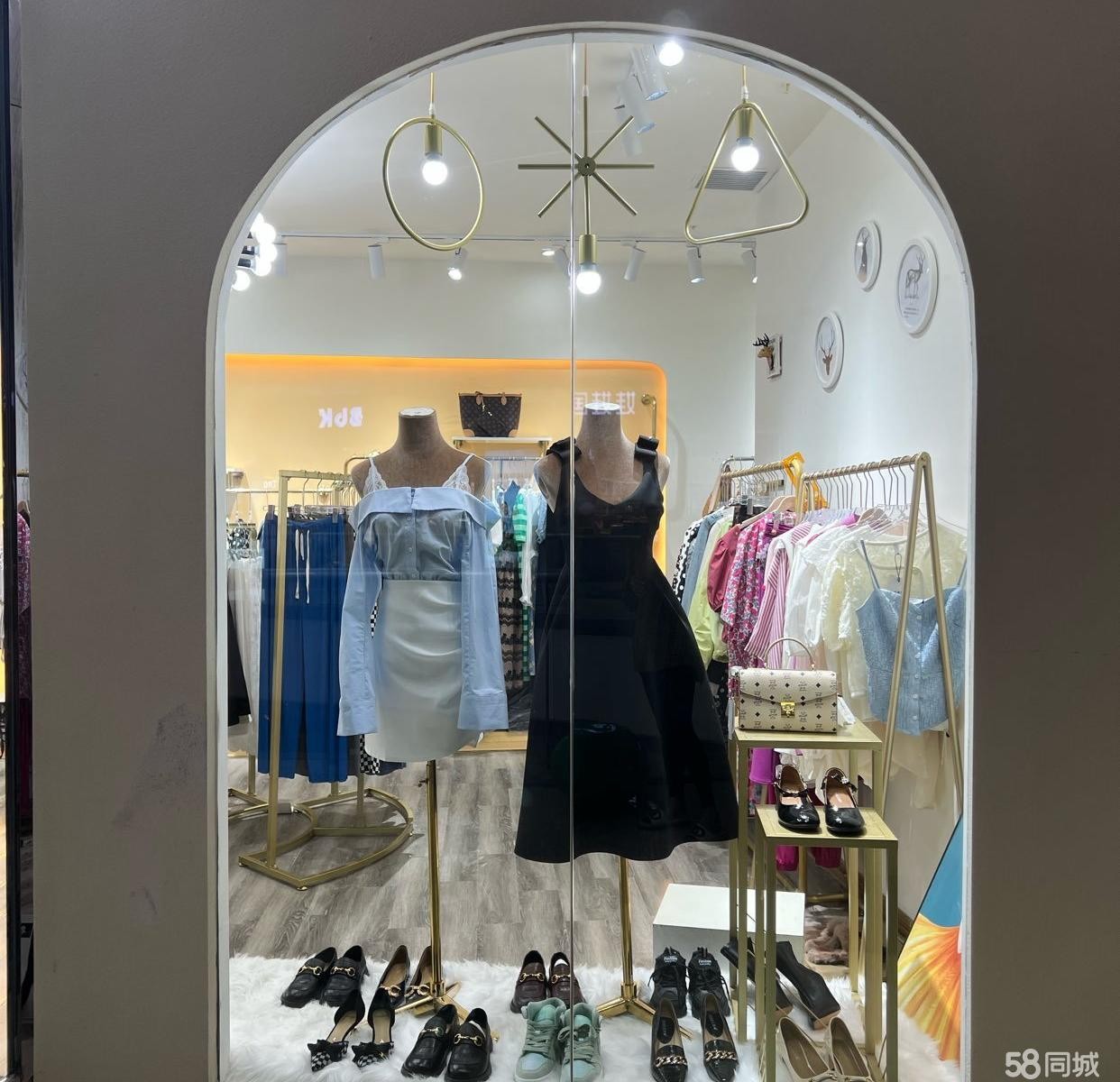 (转让)，店内精装修物品齐全，接手即可经营，望转给有缘人。
