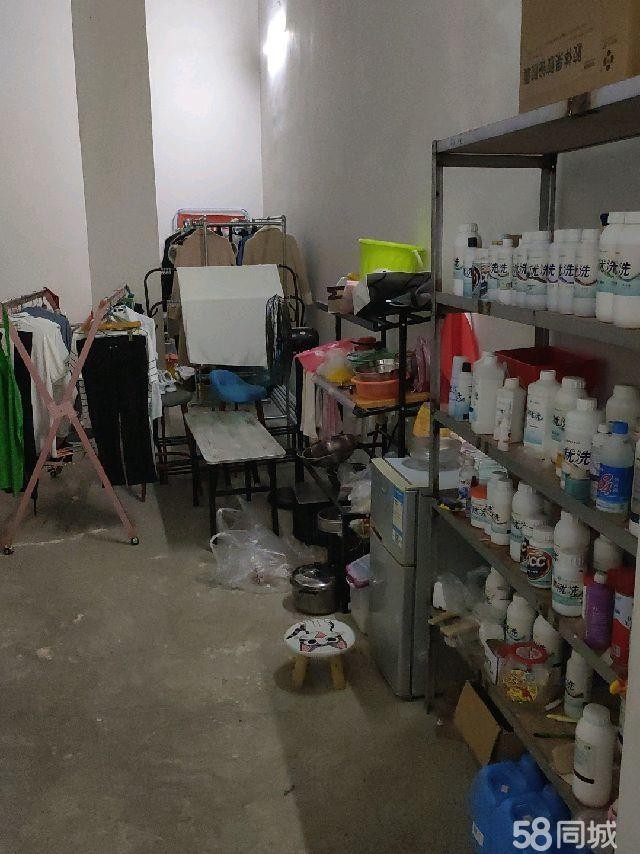 (转让)闹市路边，人群集中，有固定客户，年收入30万左右