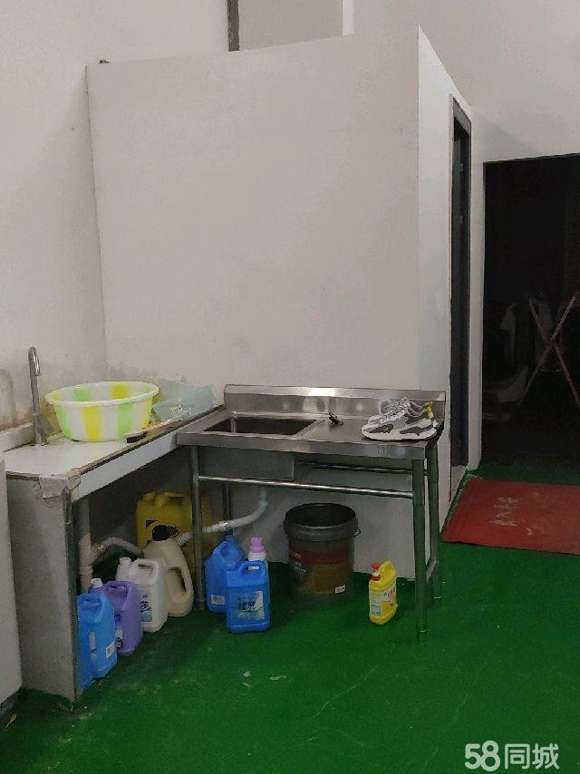 (转让)闹市路边，人群集中，有固定客户，年收入30万左右