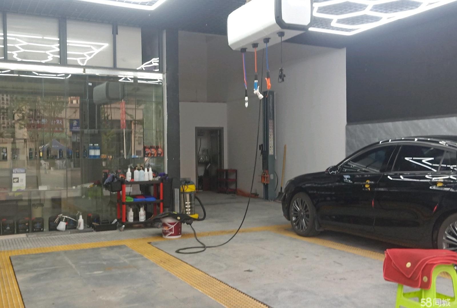 (转让)小区停车场入口正对面