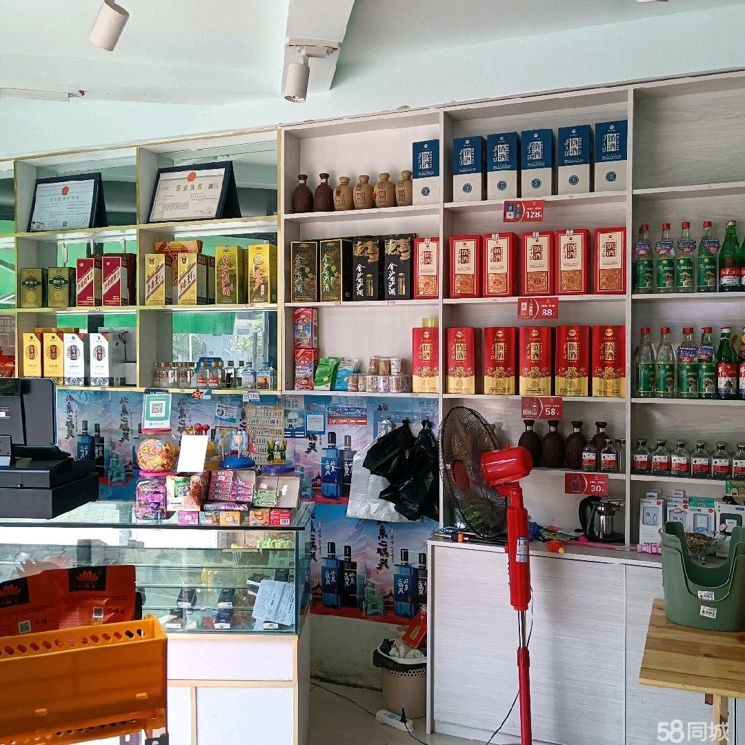 (转让)店门口就是小区停车位，几百米就是小学。