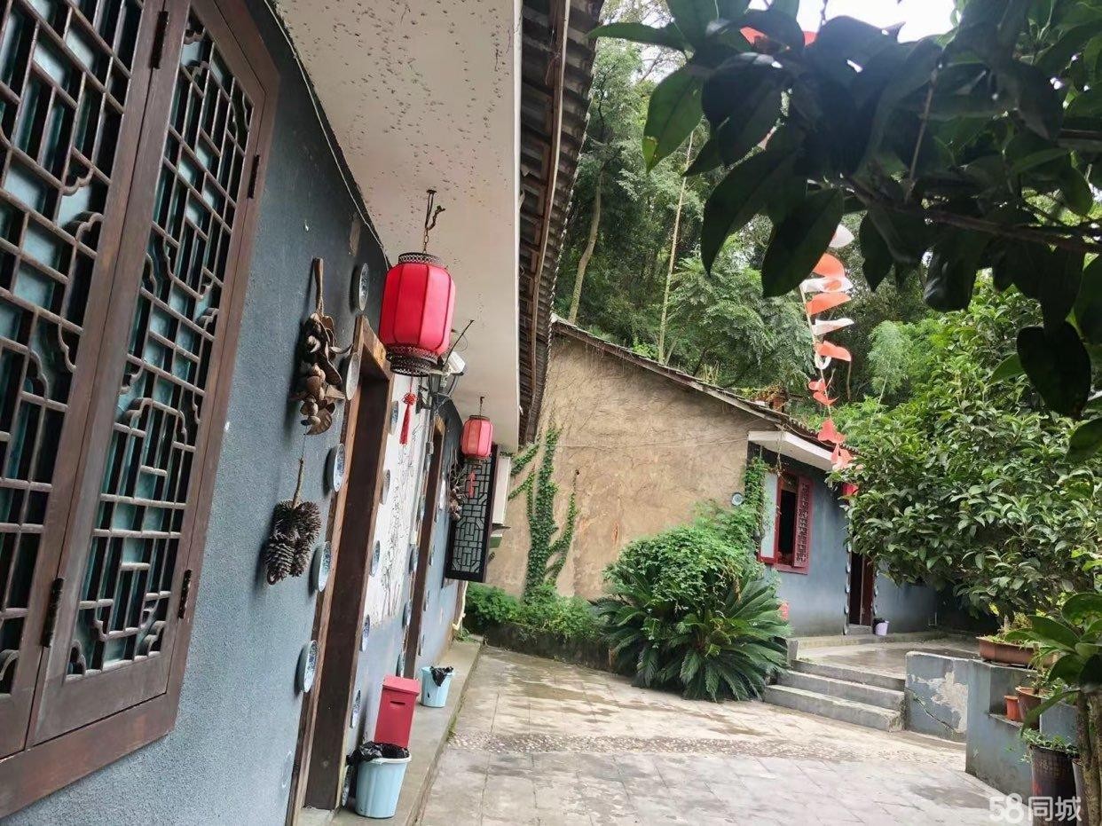 (转让)整面积3千，包房1 8间，自带独立厕所，有停车位，可上门考察.