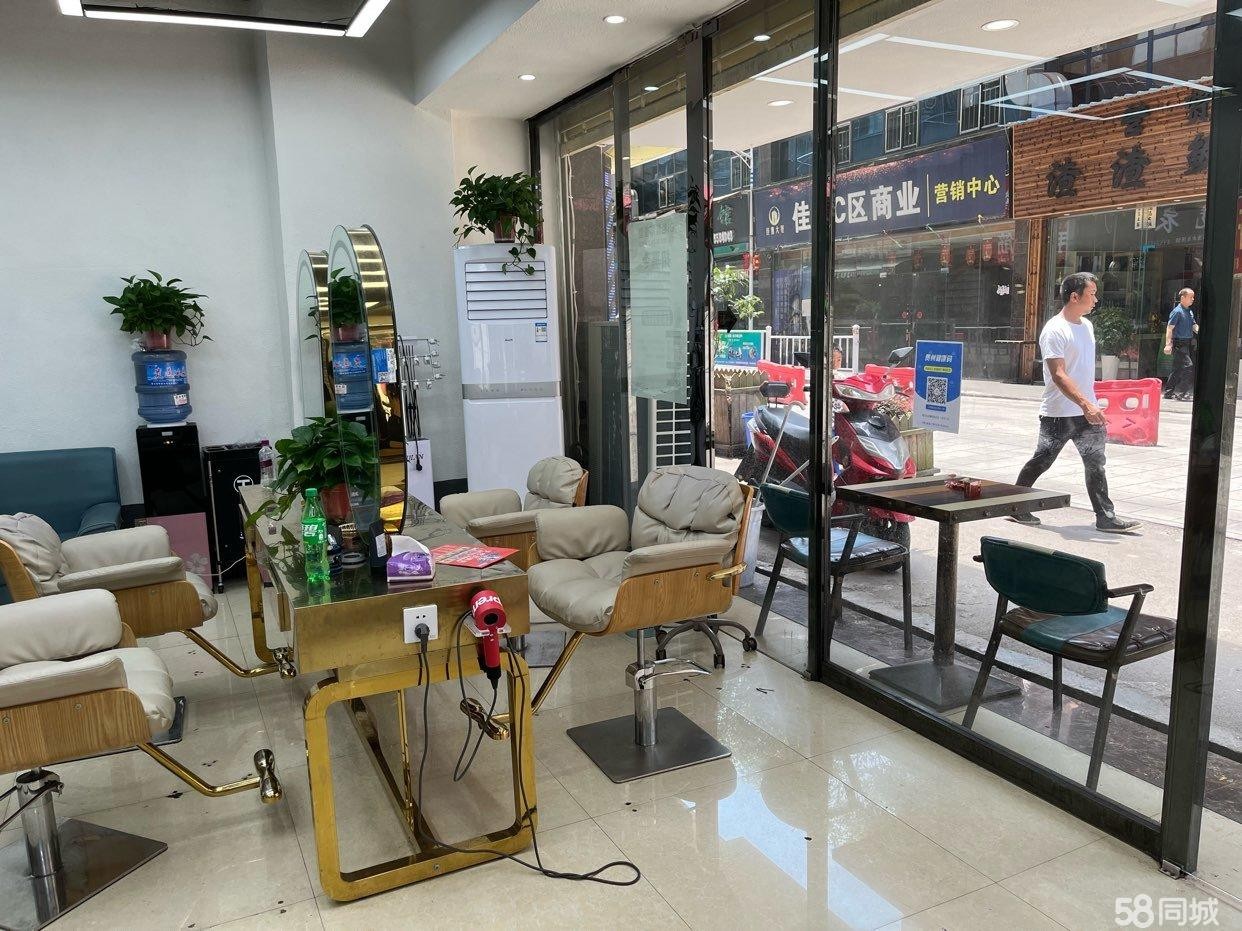 (转让)房屋空间大。彩光好。门头大气