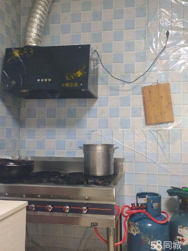 (转让)人流量很大，附近有公园，广场，楼上网吧