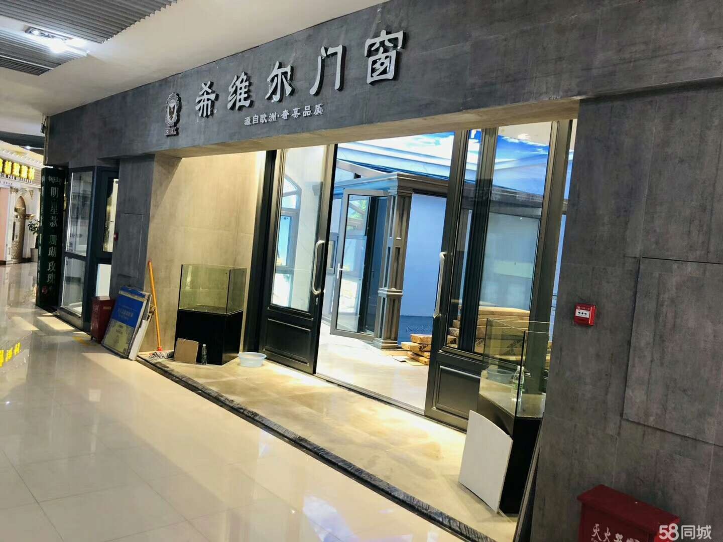 (转让)在商场的正大门口处,位置好,门面精装修