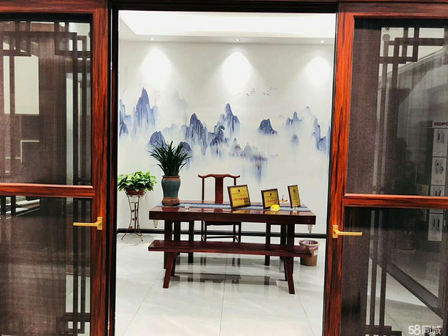 (转让)在商场的正大门口处,位置好,门面精装修