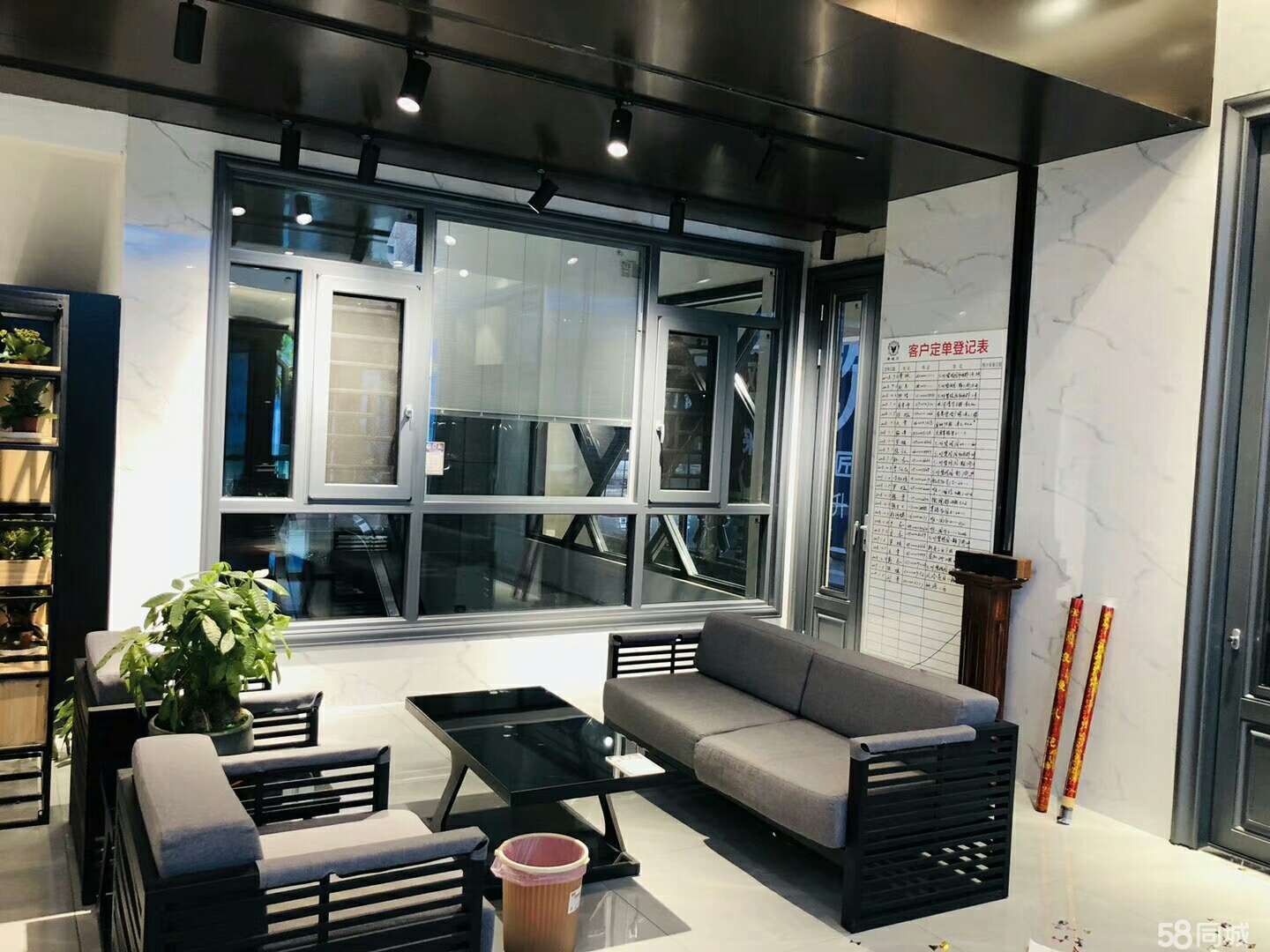 (转让)在商场的正大门口处,位置好,门面精装修