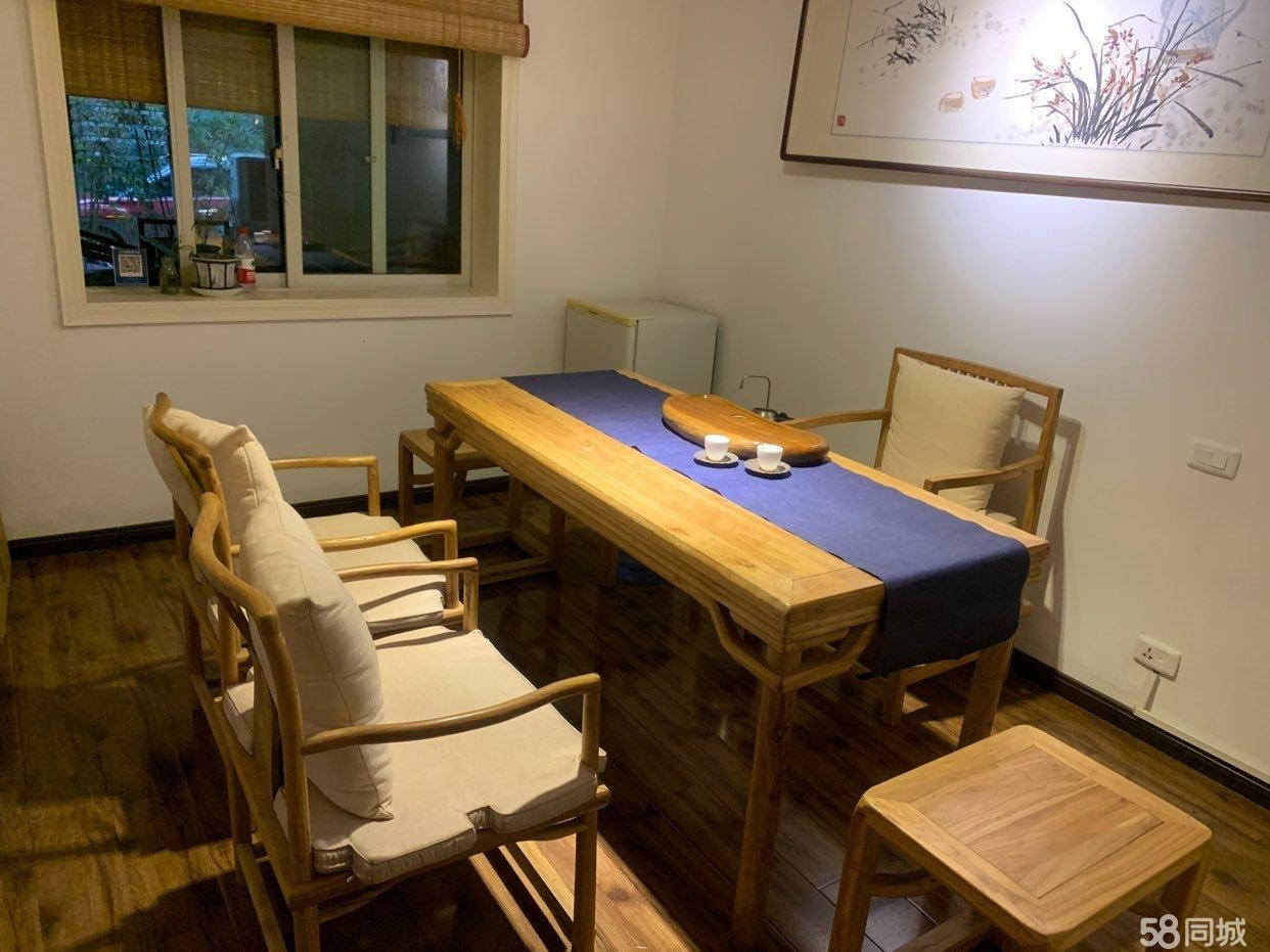 (转让)小区内环境优雅。停车方便，接手即可营业，也可做餐饮