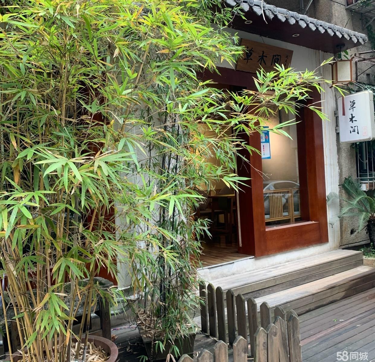 (转让)小区内环境优雅。停车方便，接手即可营业，也可做餐饮