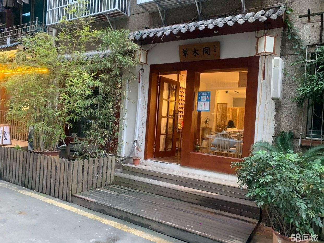 (转让)小区内环境优雅。停车方便，接手即可营业，也可做餐饮