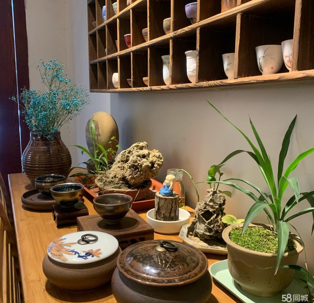 (转让)小区内环境优雅。停车方便，接手即可营业，也可做餐饮