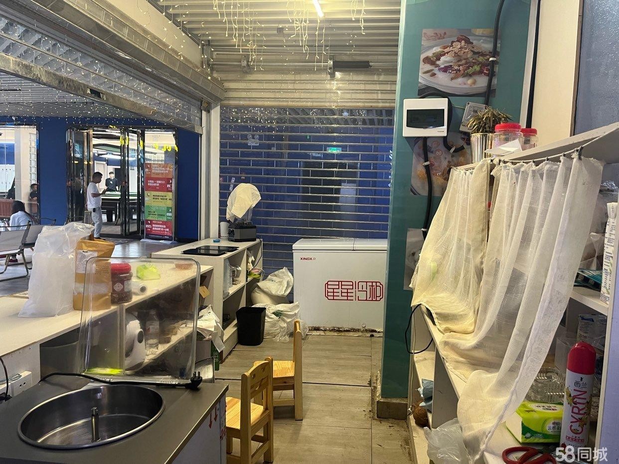 (转让)商场门口。右有台球室左边，左有火锅店。