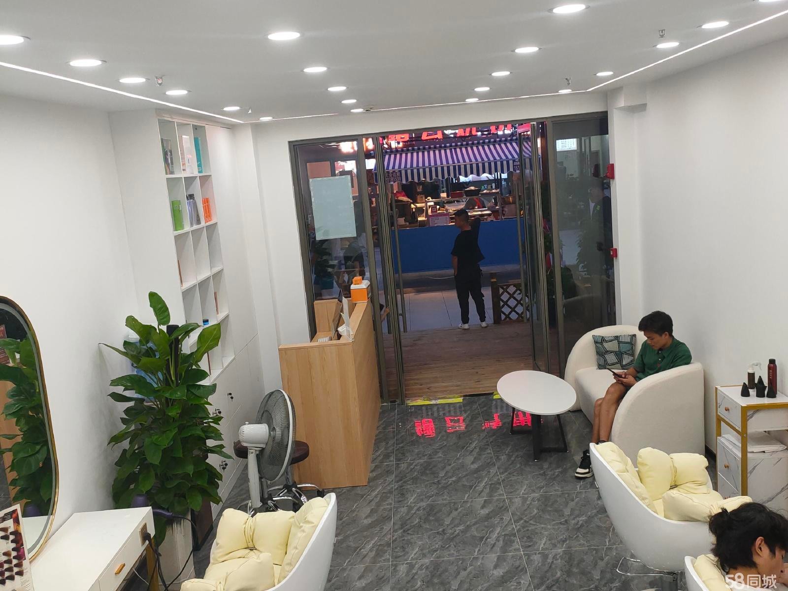 (转让)街面人流大，新装修，店铺地基位置好。店铺二楼己隔好