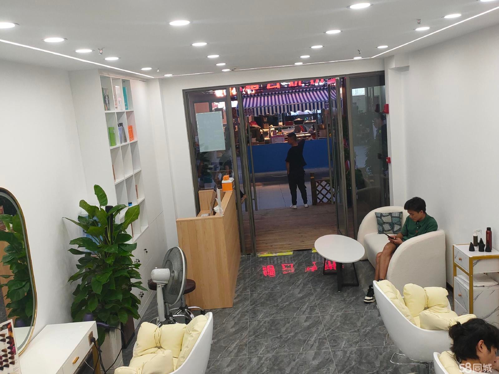 (转让)街面人流大，新装修，店铺地基位置好。店铺二楼己隔好