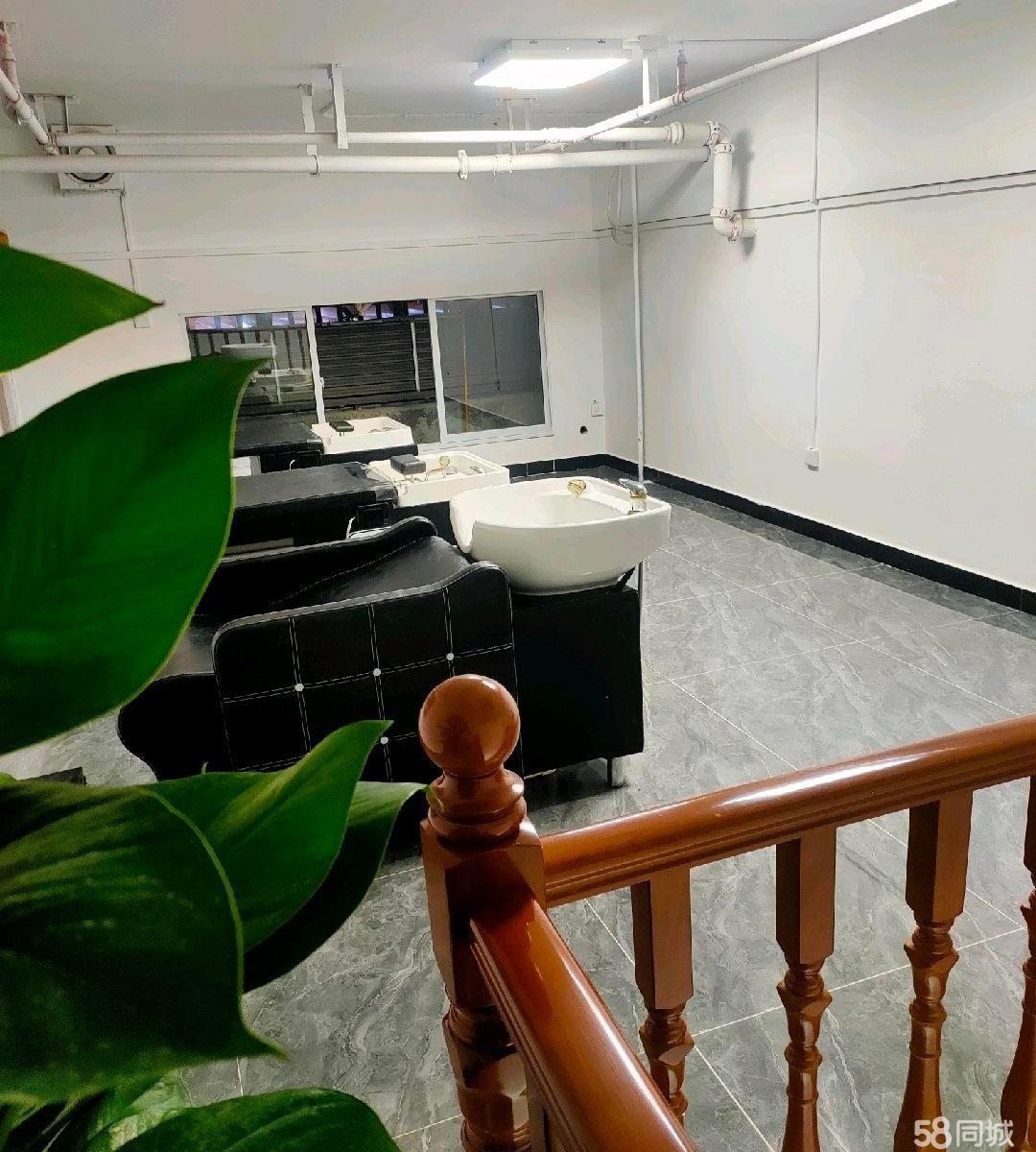 (转让)街面人流大，新装修，店铺地基位置好。店铺二楼己隔好