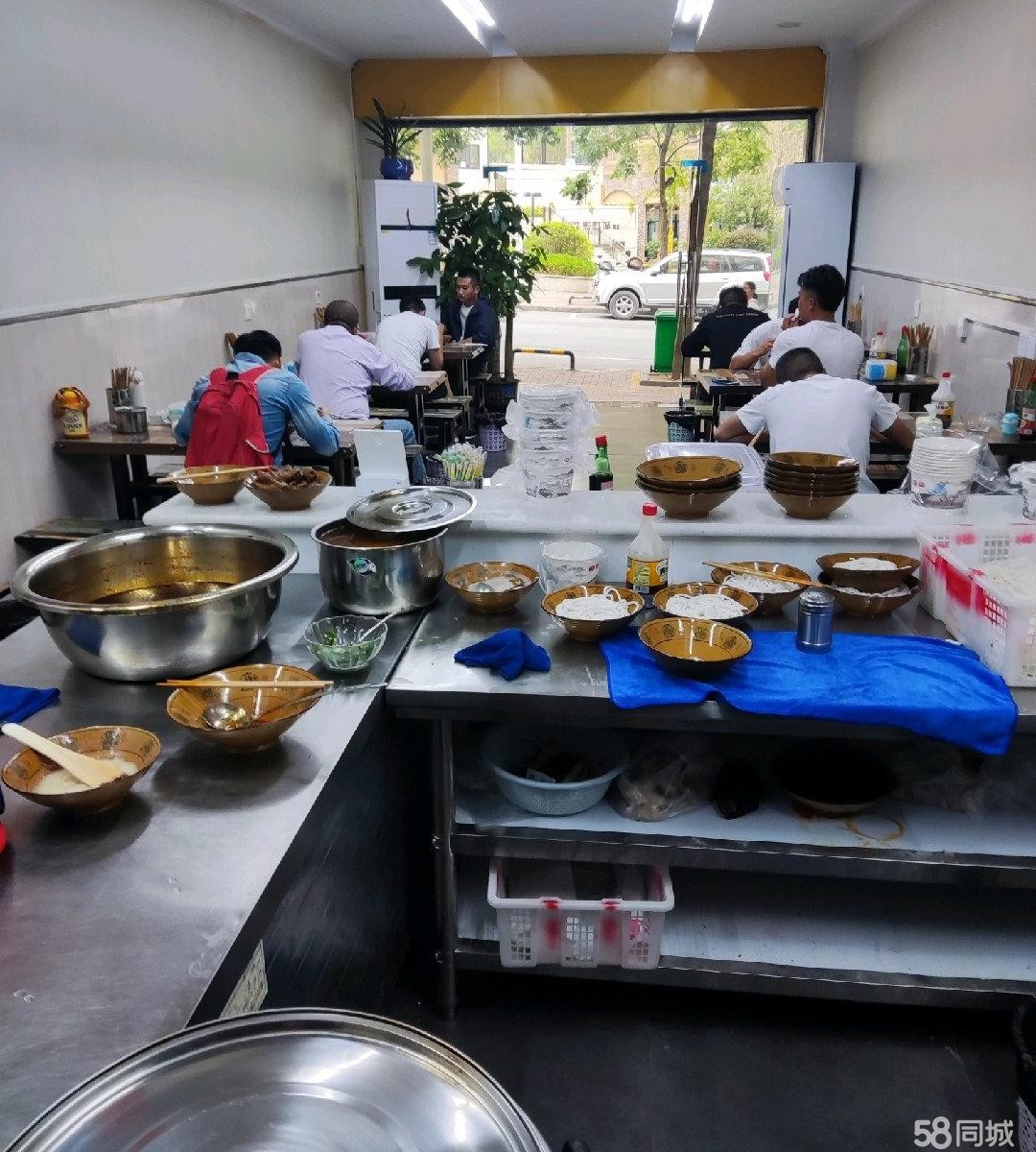 (转让)商铺在小区门口第二二间，位置，稳定客流量