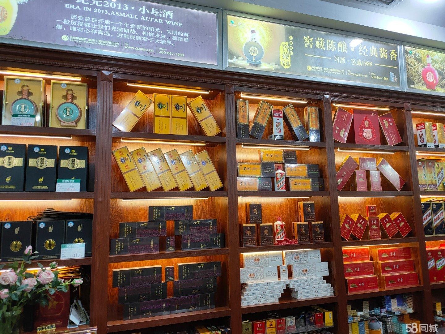 (转让)烟酒超市位于小区正大门，周边酒店，宾馆，饭店，医院，成熟商圈