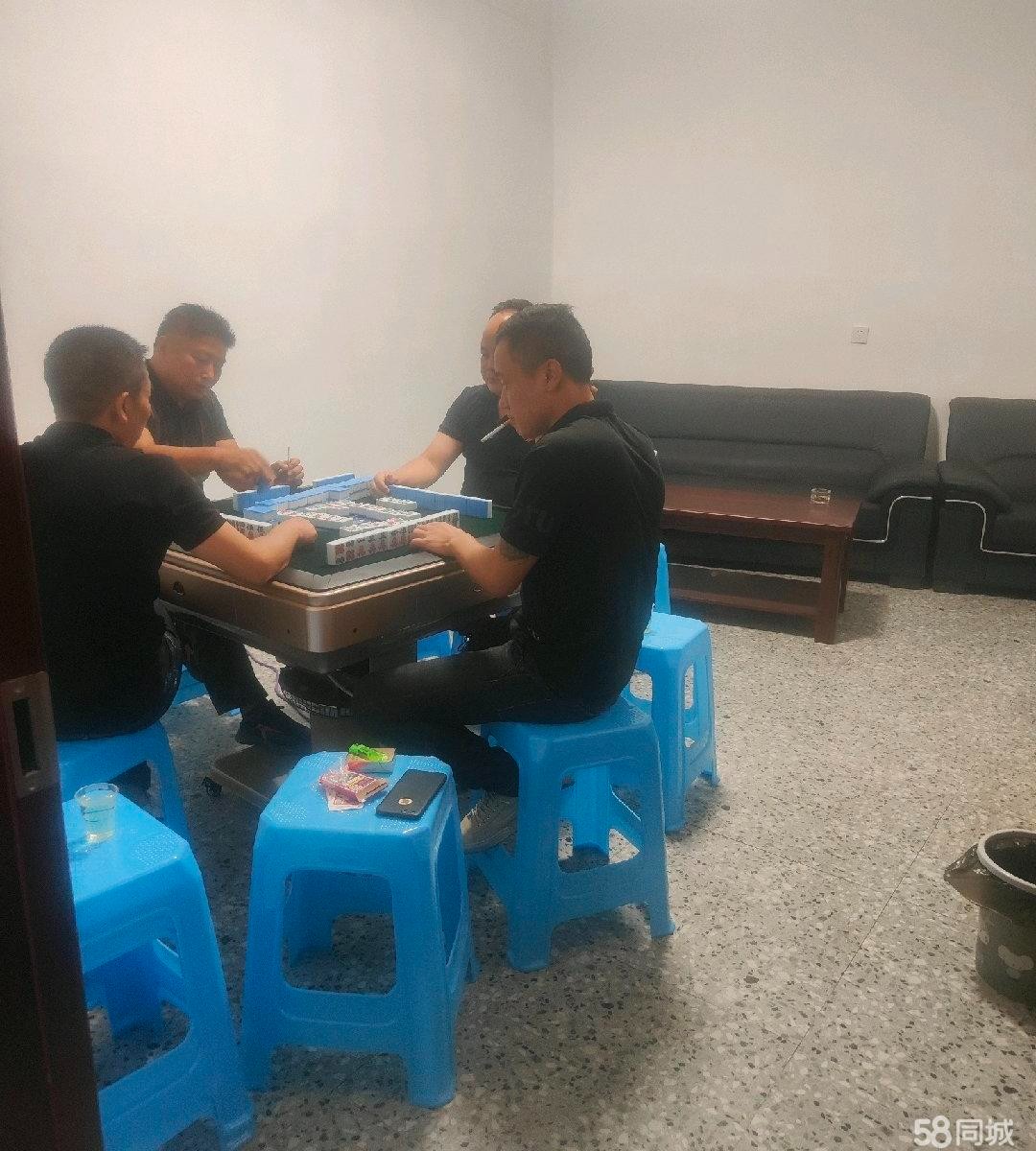 (转让)羊肉粉、火锅店转让。停车方便，人流量大，内含包房空调麻将机