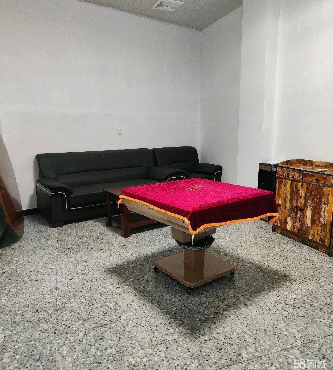 (转让)羊肉粉、火锅店转让。停车方便，人流量大，内含包房空调麻将机
