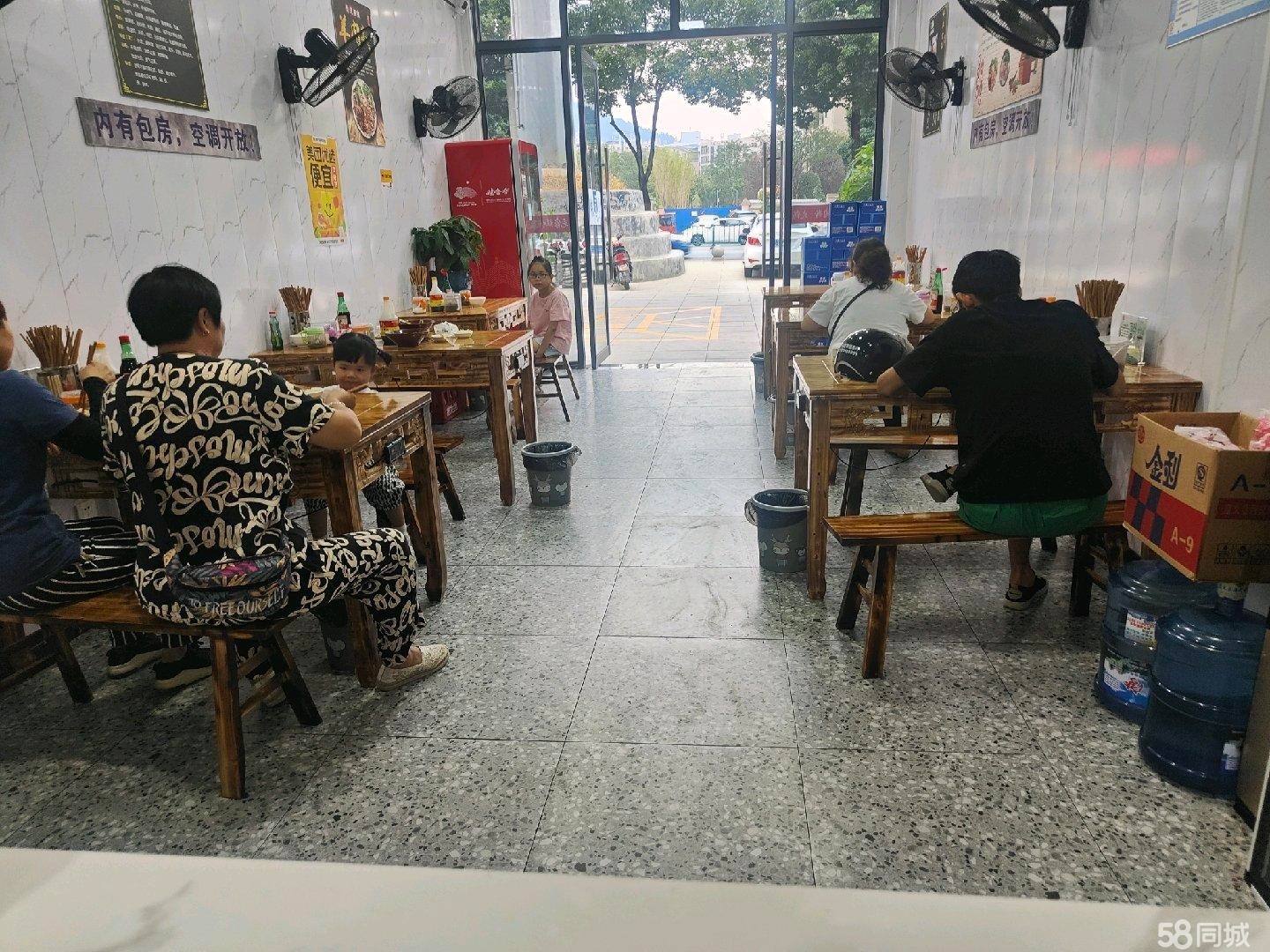(转让)羊肉粉、火锅店转让。停车方便，人流量大，内含包房空调麻将机
