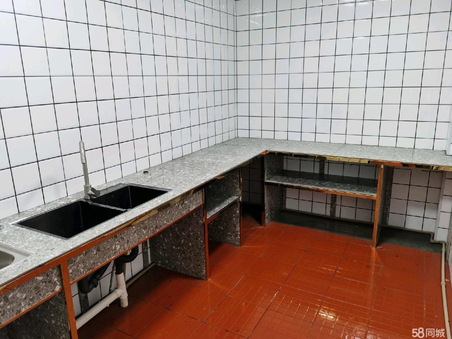 (转让)大道旁边，小学和公立幼儿园门口，姜家寨社区和杨堡坝社区门口