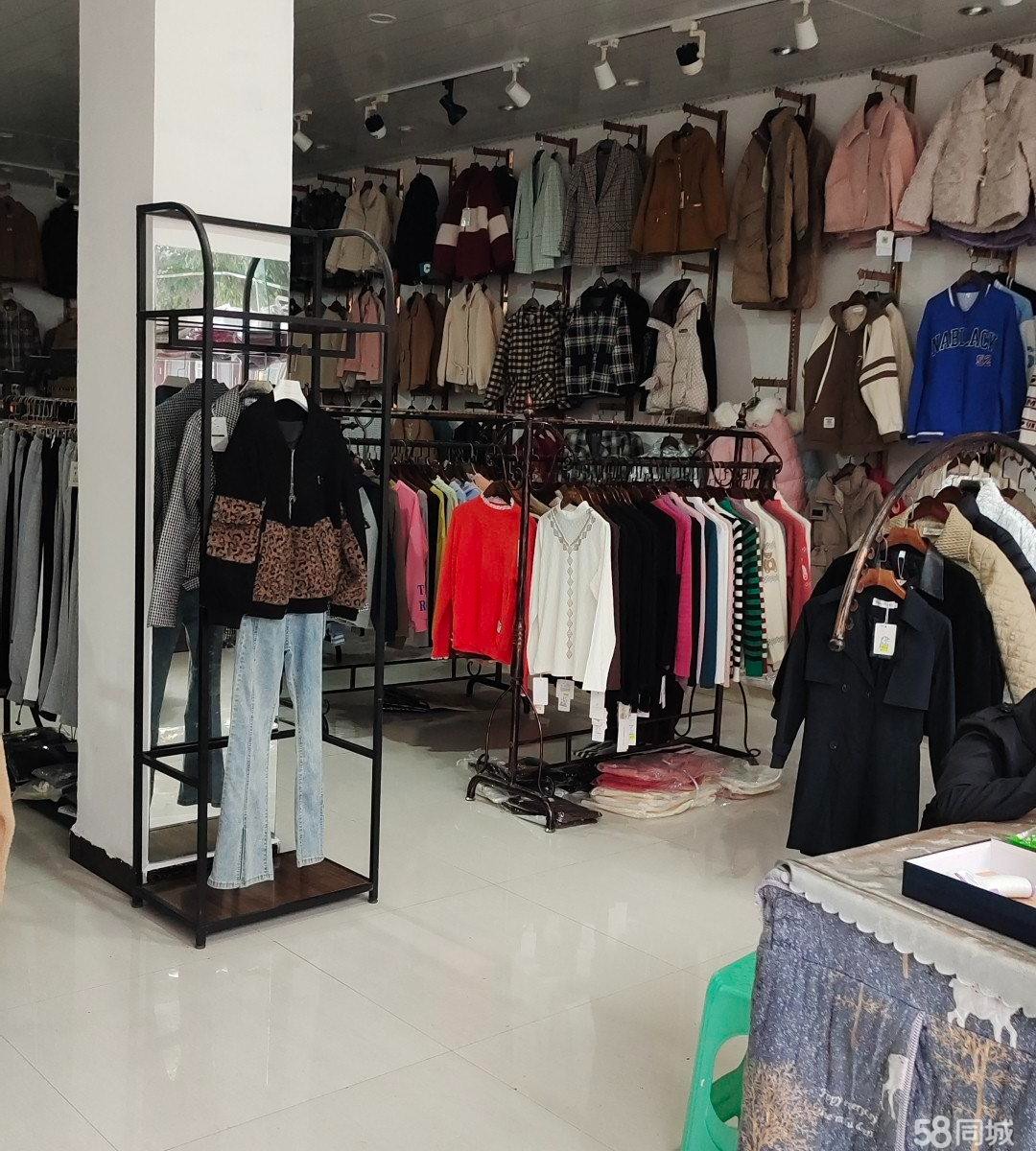 (转让)蜂岩镇南街正街门面，新佰惠平价服饰服装店