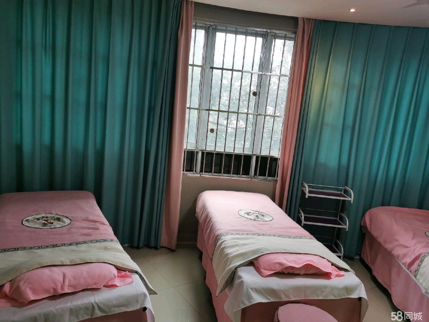 (转让)地段很好，十字路口，人流量很大，环境干净卫生.