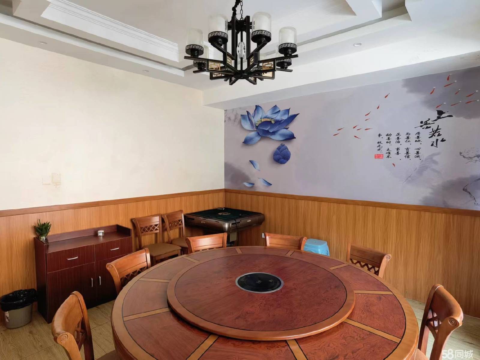 (转让)店铺设备齐全，就餐停车方便，区域位置较好，接手即可投入运营。