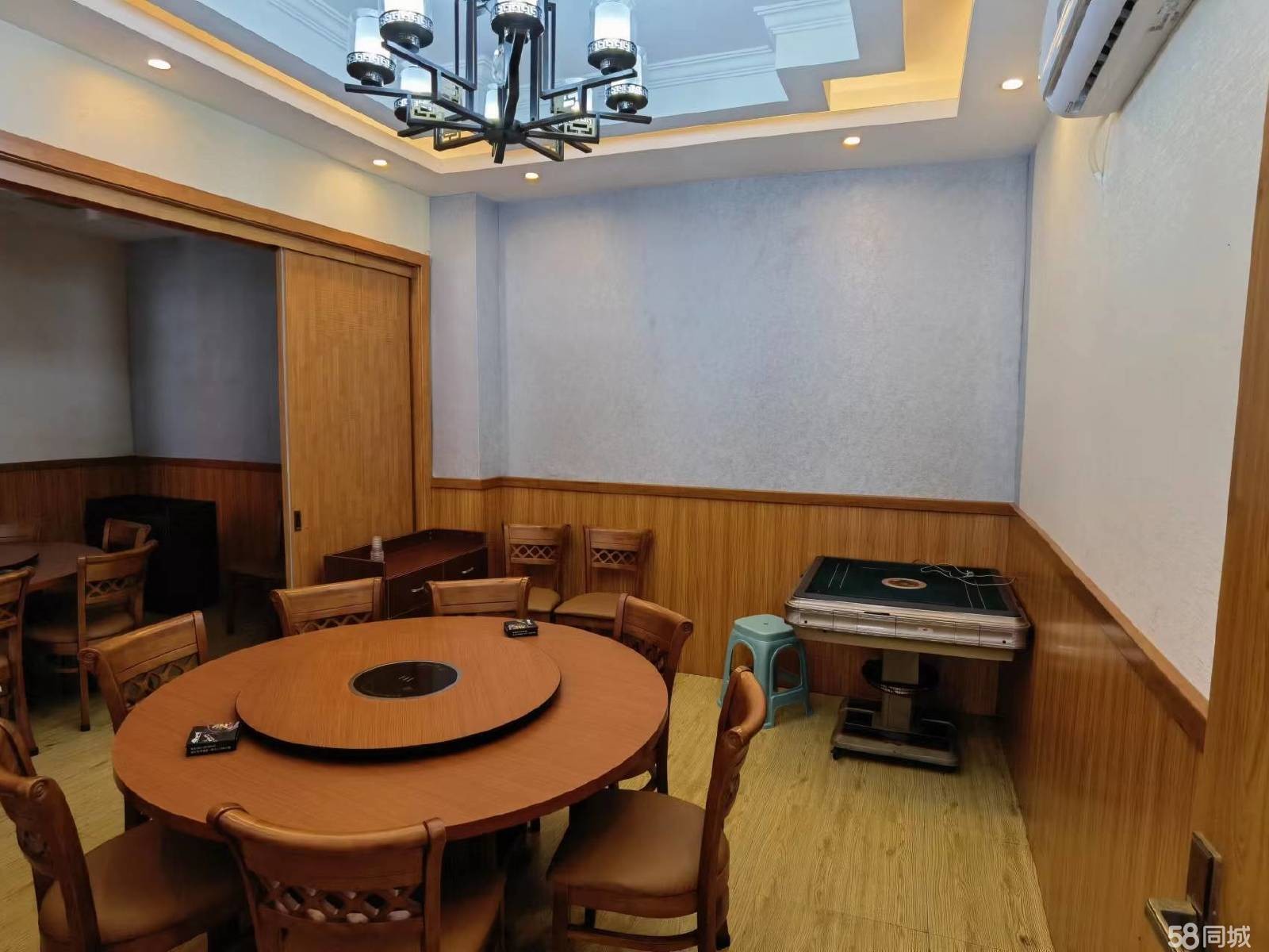 (转让)店铺设备齐全，就餐停车方便，区域位置较好，接手即可投入运营。