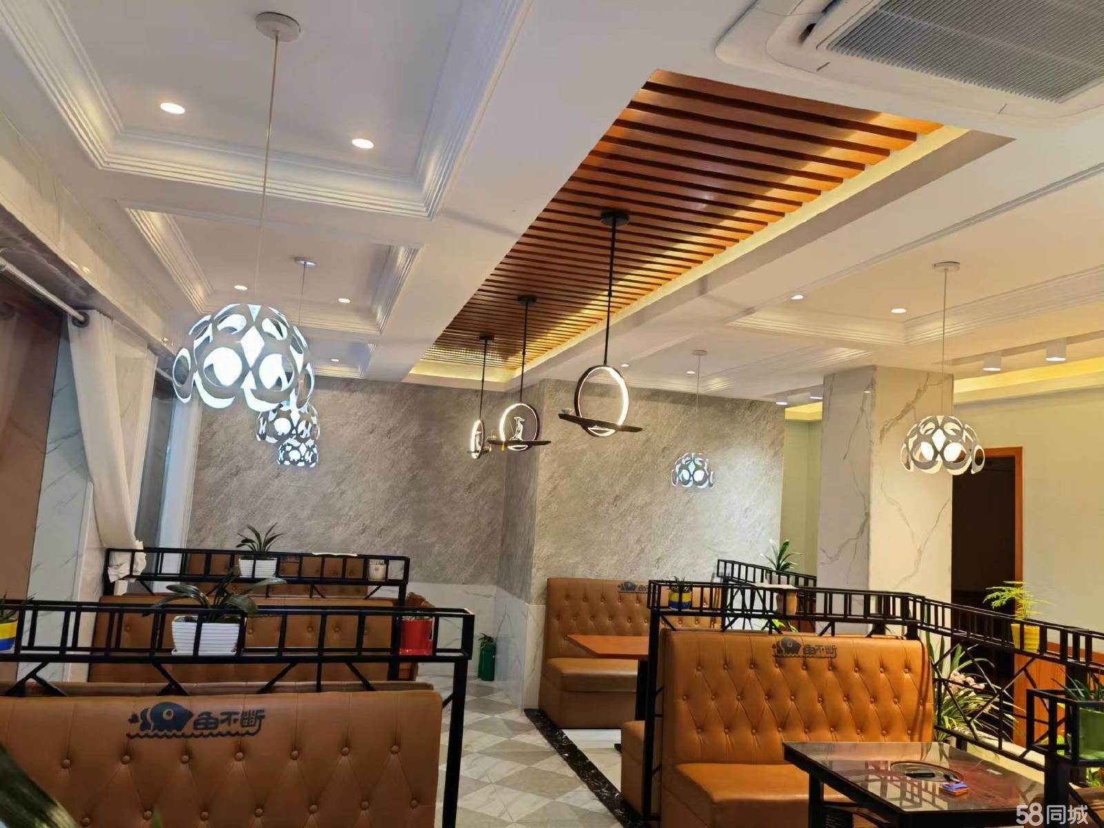 (转让)店铺设备齐全，就餐停车方便，区域位置较好，接手即可投入运营。