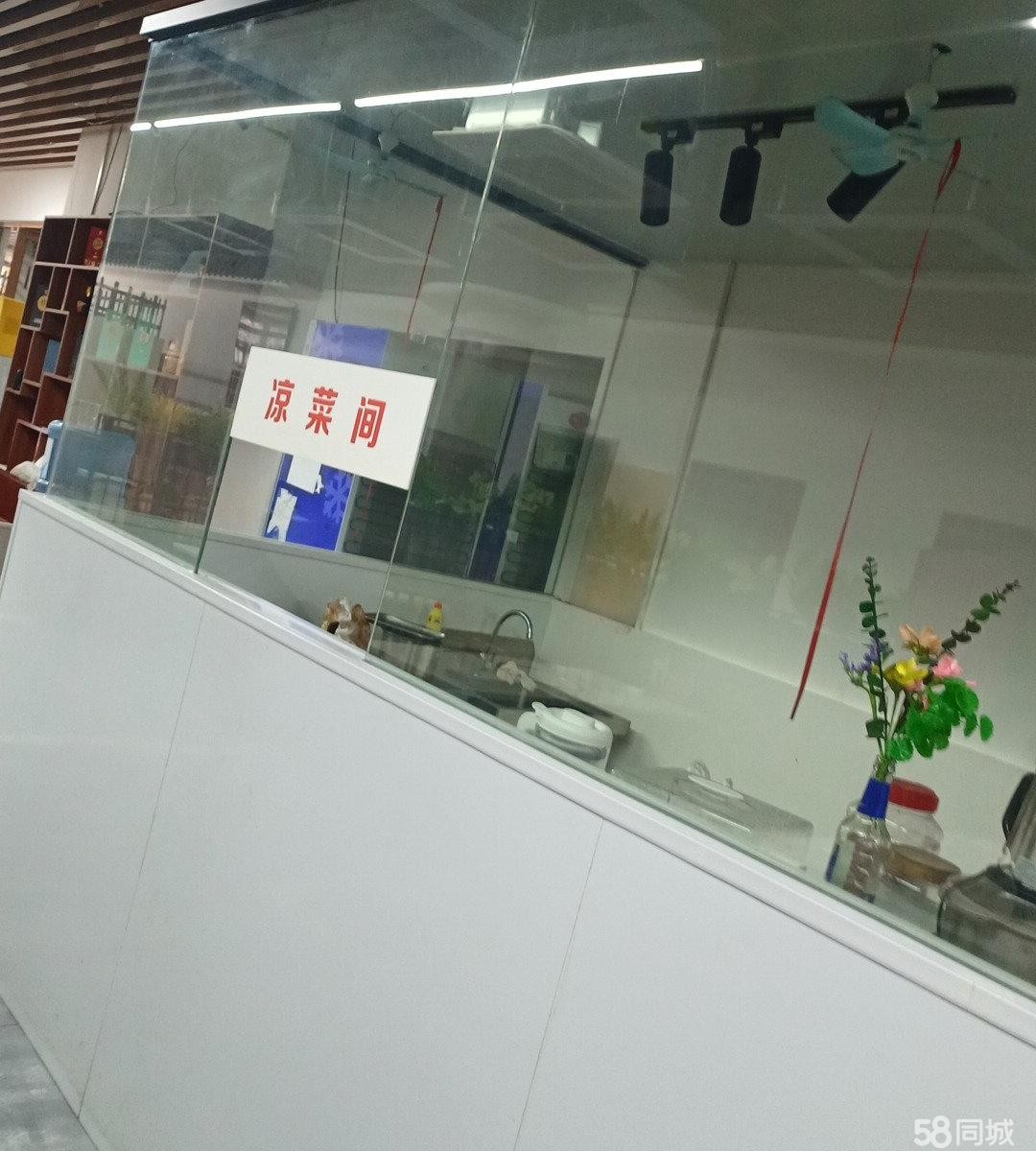 (转让)该店地处苏州路福州路交界处,人流量大,交通便利,停车方便