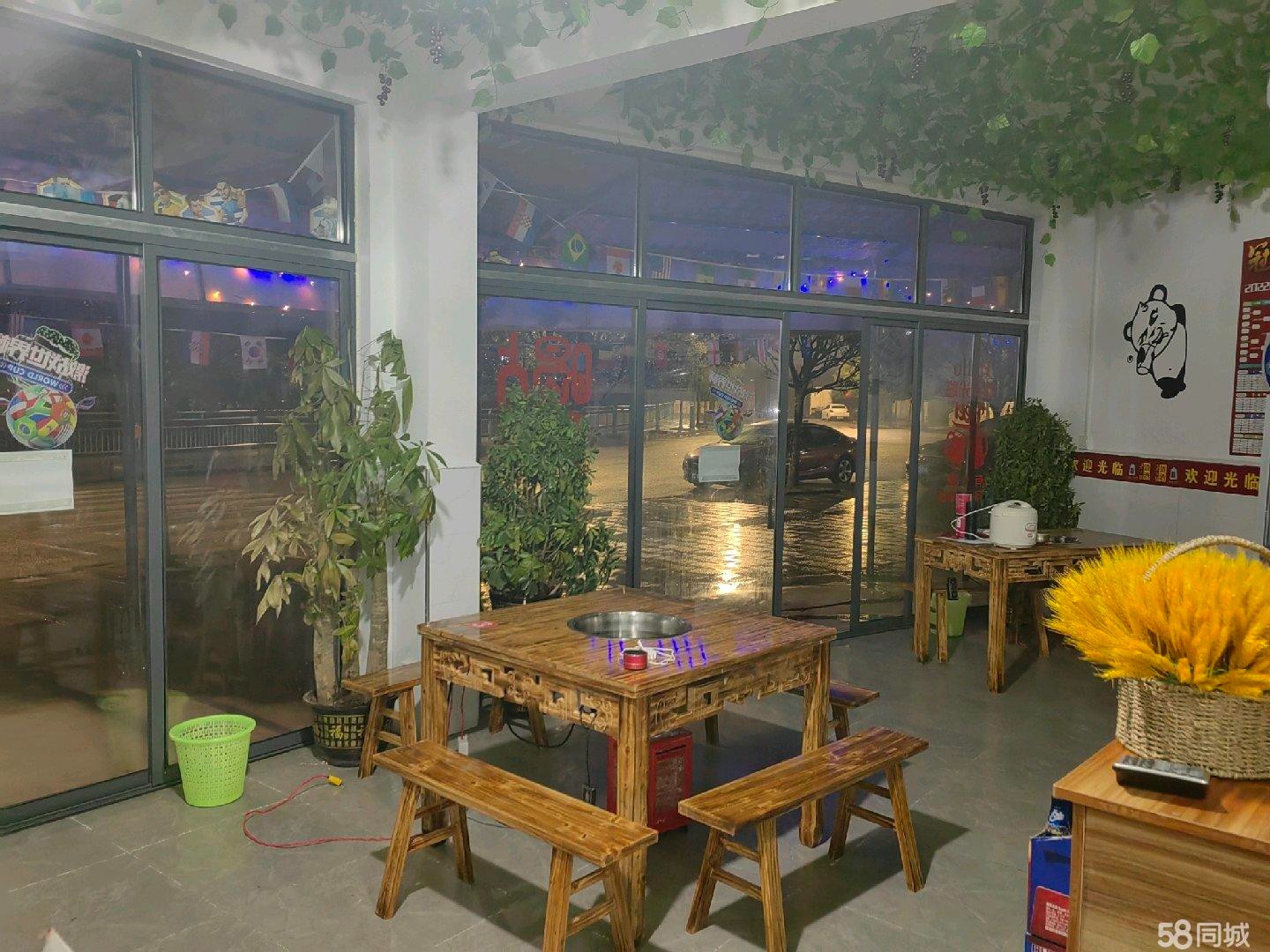 (转让)夜市区临街门面，桌子可摆外面