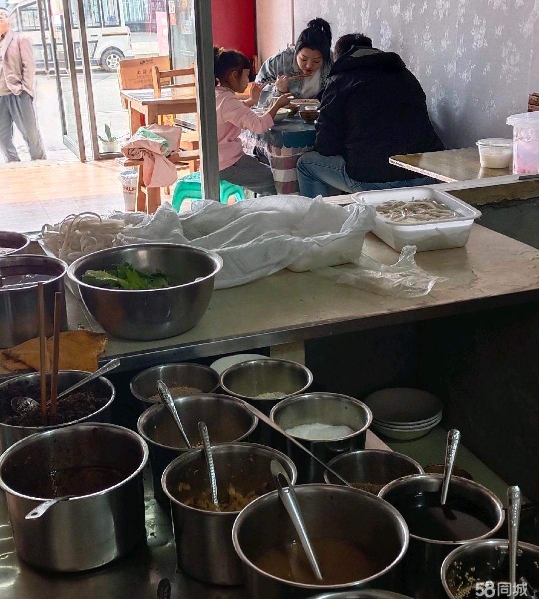 (转让)地方好，客流量大，喜欢做餐饮的人，生意不差