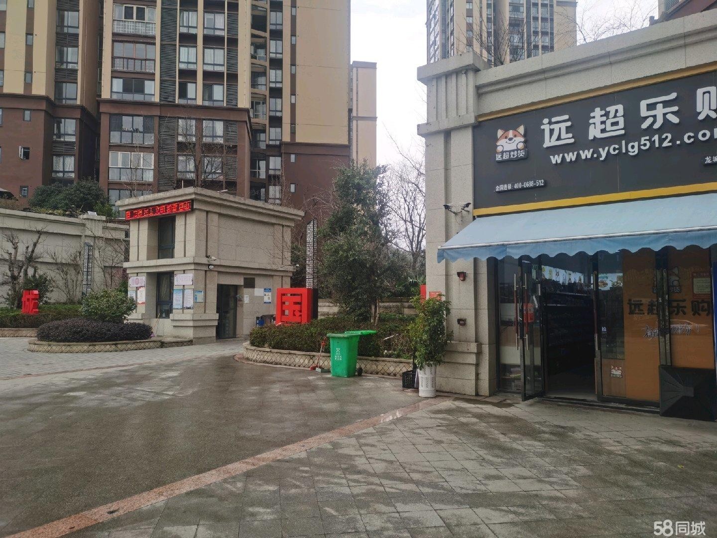 (转让)在小区正大门口，因有别的经营,无人打理的。