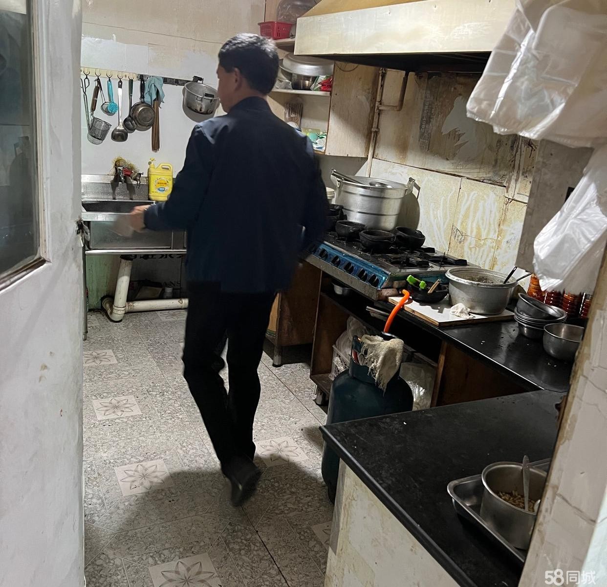 (转让)位置中心,适合餐饮，美发