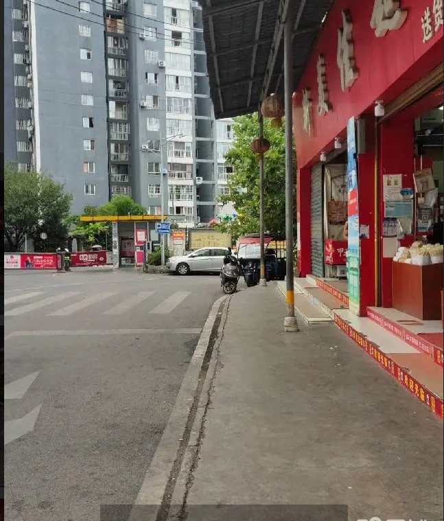 (转让)位于成熟小区门口，八年老店生意稳定。由于本人还有别的店经营。