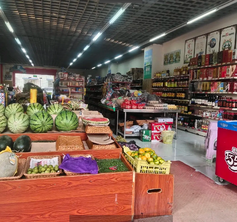 (转让)位于成熟小区门口，八年老店生意稳定。由于本人还有别的店经营。