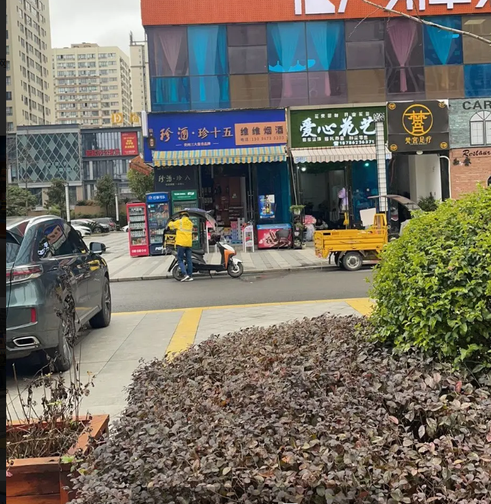 (转让)位置很好人流很大转角双门头