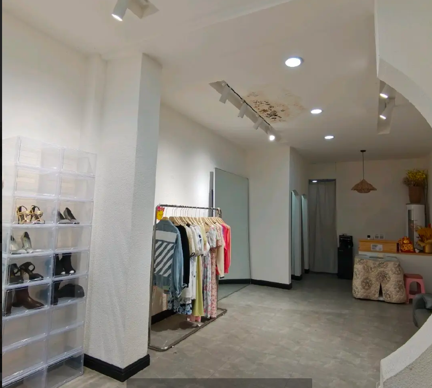 (转让)政府后门女装店转让，装修8成新，空调暖炉卫生间齐全，可空转