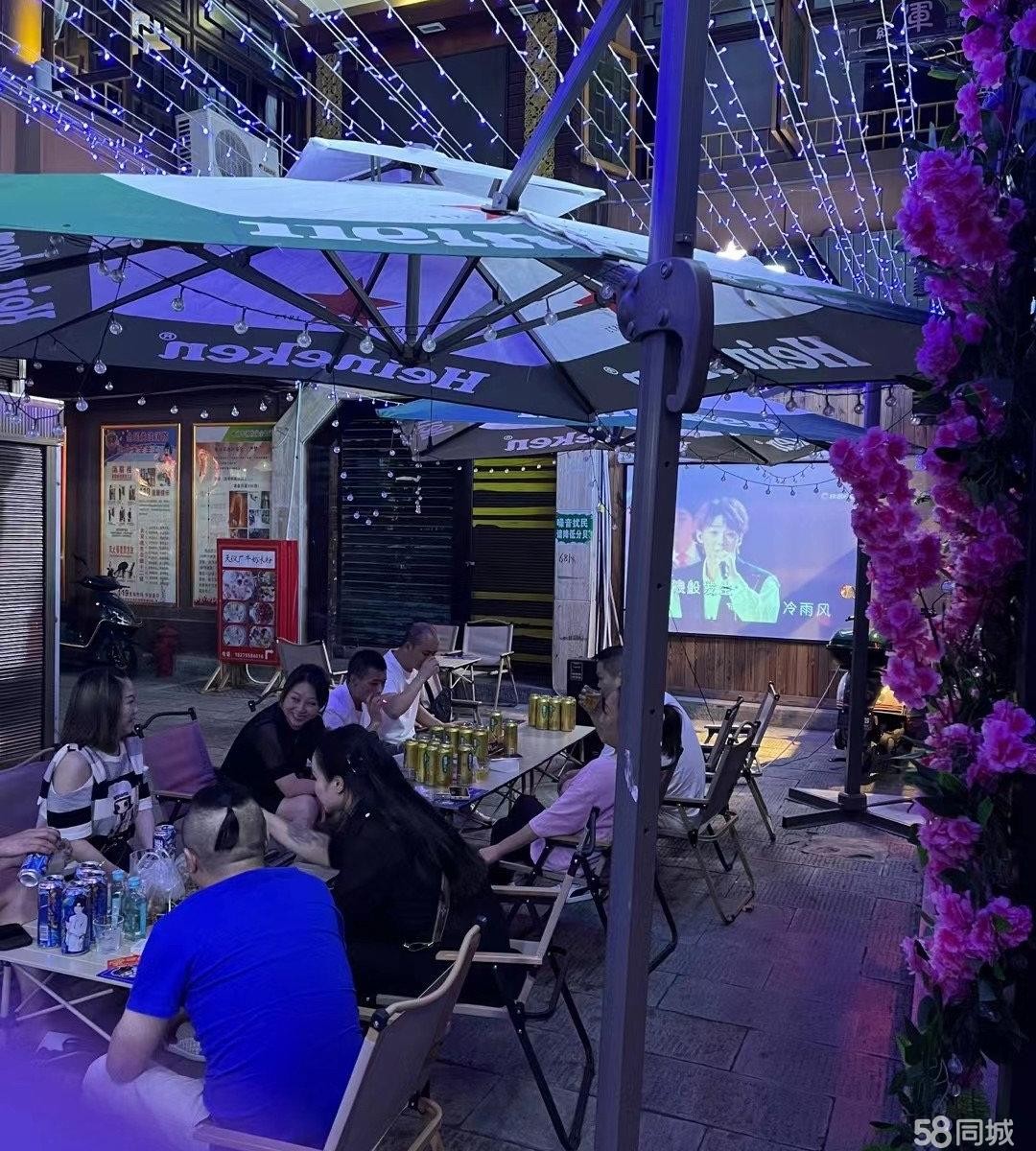 (转让)红军街酒馆可以经营餐饮，公园里人多热闹