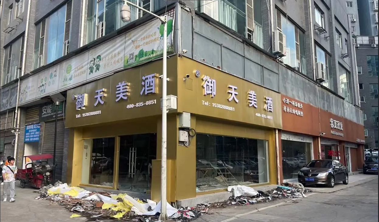 (转让)小区里面显眼的转角位置，门面大气租金低