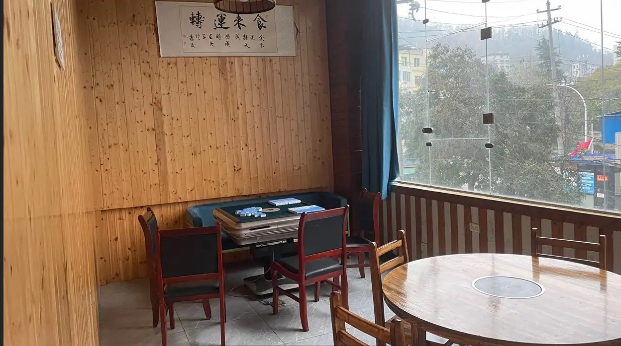 (转让)本店位于肖家坳站牌后面，所有设备齐全，整体转让。