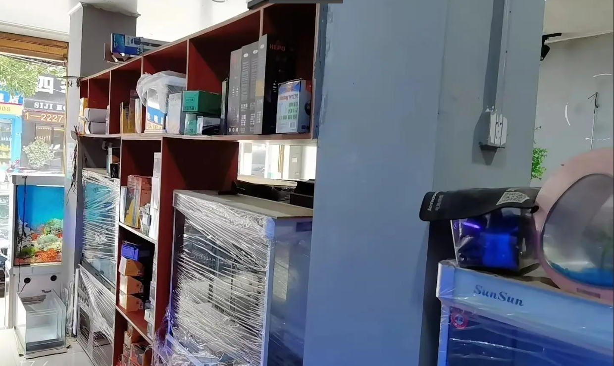 (转让)店铺双门面，视野宽，门口可停放两个车，上 下货方便。