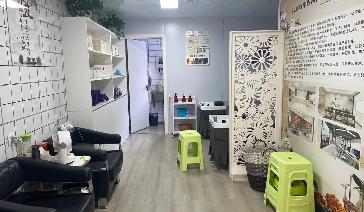 (转让)临街，人流量可观，店铺全新精装，有中央空调，小厨房可做饭