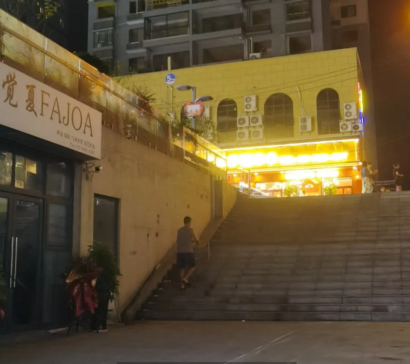 (转让)适合餐饮，宵夜,地理通透，位置宽敞