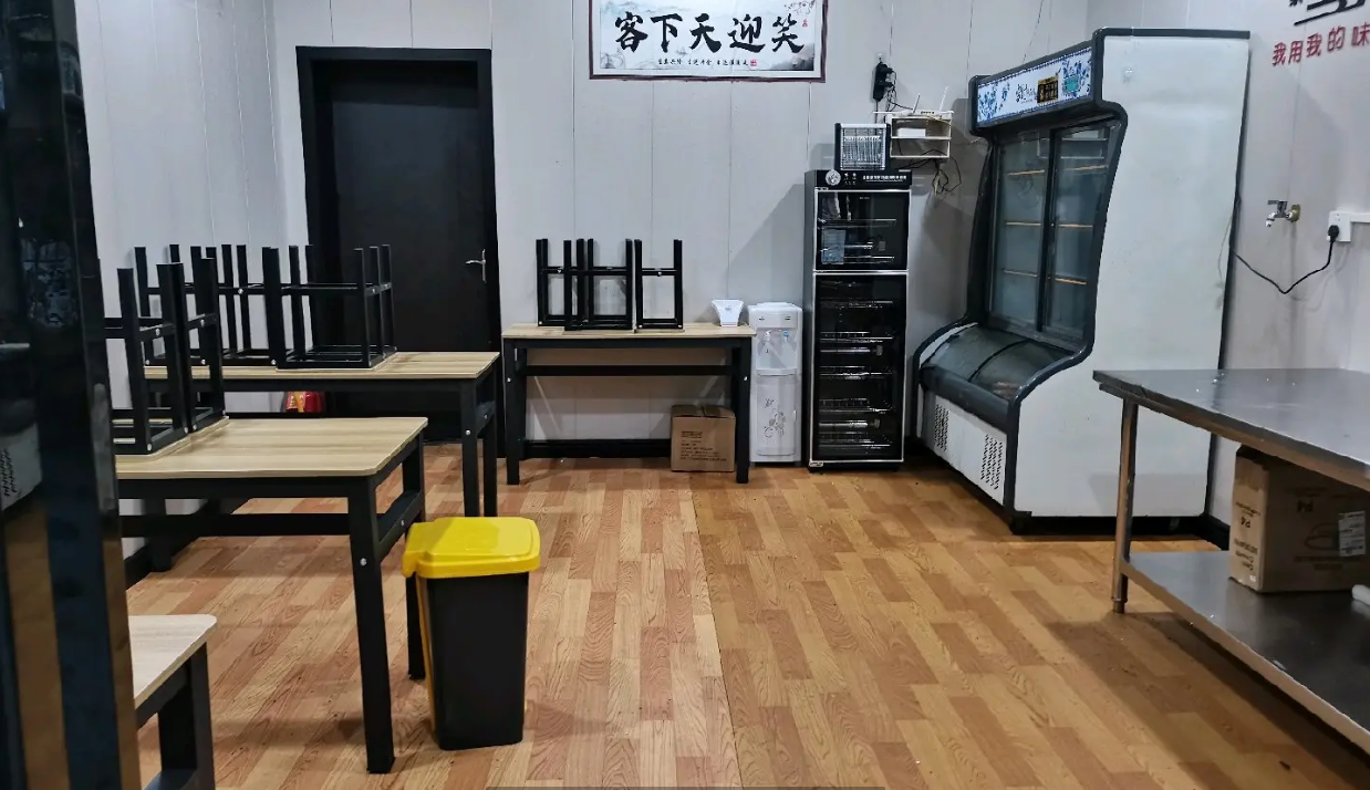 (转让)这边厨房，厕所，都是齐全的，还有一间房