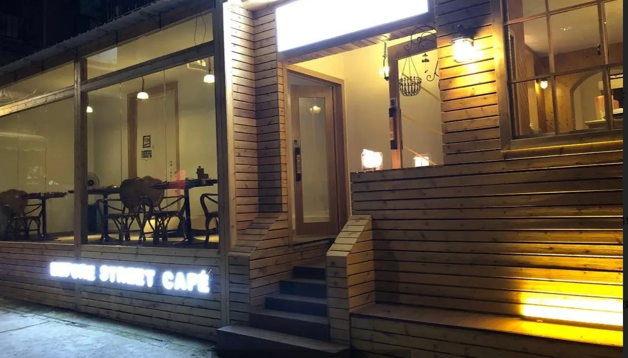 (转让) +年老店。在经营状态下转让。 寻找有缘人接手即可经营
