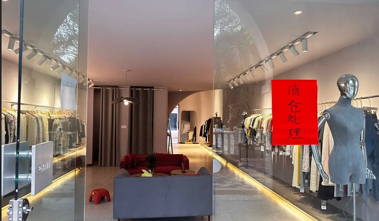 (转让)小区环境很好，可做美容餐饮服装一-类