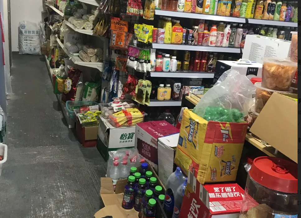 (转让)房租便宜，商品房改成商铺，前后都有门，展示面大