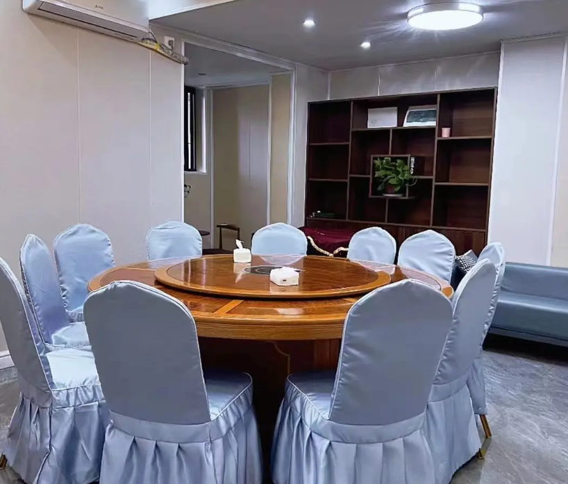 (转让)有6个包间，-个单独茶室，全部装修好的，设备设施齐全